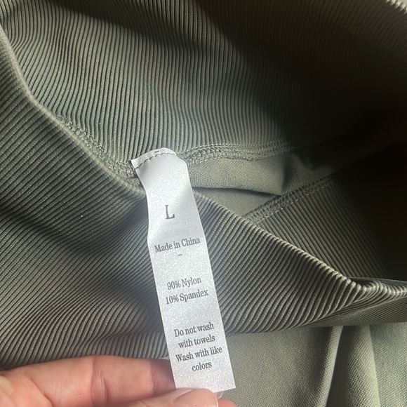 Selling because I ordered the wrong size - Picture 3 of 5